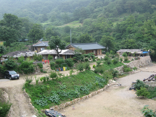 조용한 산골 마을, 시간도 멈춘 듯 고즈넉한 풍경... 